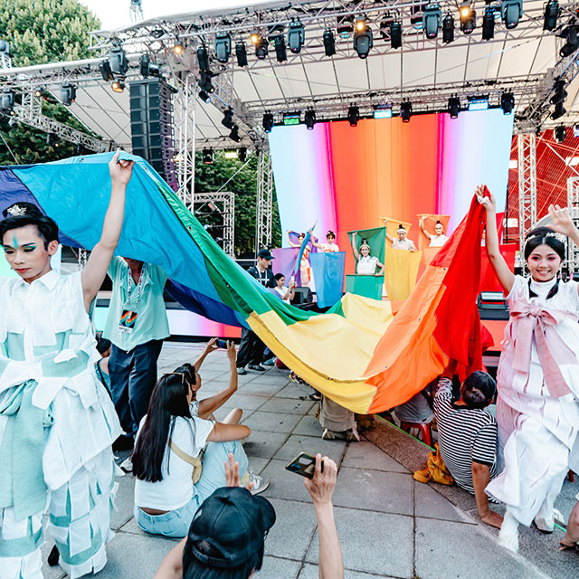 熱浪來襲演出更熱情 文化奧運臺灣館拉起巨型彩虹旗 感動全場